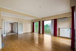 <p>Sommige appartementen zijn instapklaar. Andere geven je de kans om er echt iets van te maken.<br />Zoals dit verrassend hoekappartement, gelegen op de vijfde verdieping op de Koningin Elisabethlei. Denk: grote raampartijen, een open gevoel en een groen zicht. Harmoniepark hier, Koning Albertpark daar… je woont hier letterlijk tussen de parken.<br />En toch zit je midden in 2018 Antwerpen. Tram voor de deur, vélo om de hoek en meer dan genoeg leuke adresjes voor koffie, lunch of een spontane apero. Balans = gevonden!</p>
<p>De leefruimte is zonder twijfel het hart van het appartement. Ruim, lichtrijk en dankzij de hoekligging badend in het licht. Grote ramen rondom zorgen voor dat open gevoel waar je instant blij van wordt.<br />En ja, er is ook een terrasje: perfect voor een koffietje met zicht op het groen of een rustige pauze na een drukke dag.</p>
<p>De keuken ligt ernaast en geeft toegang tot een extra kamer, vandaag ingericht als bureau. Ideaal voor thuiswerk of gewoon… flexibel in te vullen zoals jij dat wil.</p>
<p>Verder zijn er nog twee ruime kamers, elk met voldoende plaats om er echt jouw plek van te maken.<br />Een badkamer met bad, en nog een apart gastentoilet met extra lavabo waar ook de aansluiting voor wasmachine en droogkast voorzien is. Netjes uit het zicht, maar oh zo handig.<br />En nog een paar mooie pluspunten:<br />Er is een lift in het gebouw (altijd welkom op de vijfde verdieping... ) en airco aanwezig voor warme zomerdagen.</p>
<p>En dan het belangrijkste: het potentieel.<br />Met een bewoonbare oppervlakte van 146 m² heb je alle ruimte om jouw eigen verhaal te schrijven.</p>
<p>Extra troeven? Die zijn er zeker:<br /><span>- Hoekappartement = veel licht<br /></span><span>- Uitzicht op Harmoniepark &amp; Koning Albertpark<br /></span><span>- Terras<br /></span><span>- 3 kamers<br /></span><span>- EPC B<br /></span><span>- Kelderberging &amp; gemeenschappelijke fietsenstalling<br /></span><span>- Veel potentieel<br />- Provisie 260€/mnd (Incl. onderhoud, water en verwarming)<br /></span></p>
<p>Een ruim appartement voor wie durft te dromen… en daar ook iets moois van wil maken.</p>