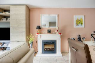 <p>Immo Pické biedt u dit gunstig gelegen gelijkvloers appartement aan in Sint-Pieters-Leeuw, gelegen in de nabijheid van winkels, scholen, invalswegen, openbaar vervoer en alle voorzieningen. Dit appartement bevindt zich op de gelijkvloerse verdieping en beschikt over een inkomhal/nachthal, een ruime woonkamer (40 m2), een volledige geïnstalleerde keuken (15 m2), een wasplaats, een toilet, twee slaapkamers en een badkamer met dubbele lavabo en bad. Dit appartement beschikt achteraan nog over een prachtig groot terras van maar liefst 40 m2. Dit appartement beschikt bovendien over <strong>2 ruime privatieve garageboxen, inbegrepen in de vraagprijs</strong>. Extra informatie: elektriciteit conform, zeer goed onderhouden, dubbele beglazing, zonneluifel, elektrische rolluiken,...</p>