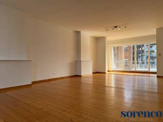 <p><strong>Gerenoveerd twee slaapkamer appartement van ca. 125m² gelegen op toplocatie in het centrum van Antwerpen nabij Leopoldstraat, de Botanische tuin, Botanic Sanctuary Antwerp, Schuttershofstraat, trendy boetieks, restaurants, het Toneelhuis, de Meir. Het appartement is gelegen op de derde verdieping in een standingvol gebouw. <br /></strong><br /><span>INDELING:<br /></span><span>U komt binnen via een ruime inkomhal van 15m², compleet met berging en gastentoilet. Links van de inkom vind je de lichte en ruime WOONKAMER van ca. 56m² op parketvloer. De grote ramen geven de ruimte veel natuurlijk licht.</span><br /><br /><span>Aangrenzend aan de woonkamer bevindt zich de KEUKEN van 17m², uitgerust met opbergasten, inclusief inductiekookplaat, oven, microgolfoven.<br /></span><br /><span>Een houten trap leidt je naar het duplex verdieping waar de master bedroom is. Slaapkamer 1 ca. 20m² + badkamer ca. 8m² (douche in bad, dubbele lavabo en wc). De tweede slaap</span><span>kamer of bureau ca. 8m² bevindt zich naast de leefruimte.</span><br /><br /><span>Dit appartement is recent volledig gerenoveerd. Tot slot heeft het een prachtig zuidwest gericht uitzicht.<br /></span><br /><span>BIJZONDERHEDEN:<br /></span>* Centraal gelegen op toplocatie in Antwerpen centrum <br />* Standingvol gebouw <br />* Ruim zuidwest gericht appartement<br />* Rolluiken aanwezig langs de achterkant</p>