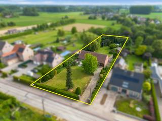 <p><span><span>Alweer VERKOCHT op 1e BEZOEKDAG. Contacteer RANDY REMUE 0479/ 99. 99. 90 als u ook op 1 DAG wil verkopen.</span></span></p><p>'"ABSOLUTE TOPPER" - Afspraak ENIGE BEZOEKDAG enkel telefonisch via Randy Remue op 0479/ 99. 99. 90. De stukken van de woning zijn te consulteren op www.immo-zone.be. Meer info via Facebook "Remue Randy" - LIKE de pagina en blijf op de hoogte van alle nieuwe woningen. In het mooie en gegeerde Sint-Lievens-Houtem bevindt zich te Bruisbeke 20 zich deze uitzonderlijke villa die charme, ruimte en potentieel combineert. Indeling: Via de indrukwekkende inkomhal met authentieke dambordvloer en statige houten trap betreden we een woning die meteen indruk maakt. De royale leefruimte met open haard biedt rondom uitzicht op de tuin. Aansluitend bevindt zich de keuken, eveneens met uitzicht op het groen en directe toegang tot het terras en de tuin. Op het gelijkvloers bevinden zich de eerste 2 slaapkamers en de 1e badkamer, uitgerust met een ligbad en wastafel. Vervolgens gaan we naar het 1e verdiep via de houten trap in de inkomhal waar we de overige 4 slaapkamers en 2e badkamer terug vinden. Buiten vormt de aangelegde tuin een ware oase van rust. Het ruime terras nodigt uit om in alle privacy te genieten van lange zomeravonden, gezellige familiemomenten en het groene uitzicht. Verder beschikt de woning over een praktische kelder en een ruime garage. GEEN RENOVATIEPLICHT. Deze woning is een ABSOLUTE TOPPER voor starters, gezinnen of investeerders. P-score: A / G-score: A. <br />VOOR ZEER SNELLE BESLISSERS!!<br />IMMO ZONE RHODELAND RANDY REMUE - 0479/ 99. 99. 90</p>