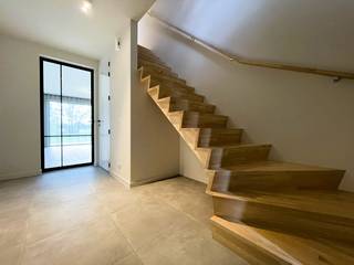 Deze prachtige, alleenstaande woning bevindt zich in het nieuwbouwproject 'Beverkapel' gesitueerd tussen Ardooie, Lichtervelde en Gits. Beverkapel heeft voor elk wat wils te bieden, ideaal voor jonge gezinnen als voor koppels die op zoek zijn naar een rustige woonomgeving met een goede bereikbaarheid.<br /><br /><strong>Woning bestaande uit: </strong><br /><br /><u>Op het gelijkvloers</u>:<br />- Inkomhal met gastentoilet en vestiaire <br />- Lichtrijke leefruimte met zicht op de tuin<br />- Volledig uitgeruste, open keuken <br />- Ruime berging met wasplaats <br />- Carport met tuinberging<br />- Tuin met terras <br /><br /><u>Op het 1e verdiep: </u><br />- 3 volwaardige slaapkamers, waarvan 1 met dressing<br />- Badkamer (bad, inloopdouche, dubbel lavabomeubel)<br />- Apart toilet <br />- Zolder/polyvalente ruimte met vaste trap<br /><br /><u><em><strong>Deze villa biedt u volgende troeven: </strong></em></u><br />- De woning werd volledig geschilderd en voorzien van gordijnen<br />- Vloerbekleding met parket<br />- Zonnepanelen 6020 WP<br />- Verwarming met warmtepomp.<br />- Regenwaterput van 15.000 liter <br /><br /><strong>Deze alleenstaande woning is beschikbaar vanaf 1 OKTOBER 2026. Er is een mogelijkheid om de woning vroeger te betrekken in overleg met de huidige bewoner.</strong><br /><br />Voor meer inlichtingen of een bezoek, aarzel niet mij te contacteren op het <strong>nummer 051 21 11 11 / WhatsApp +32 471 20 07 47</strong> OF via <strong>victoria@imfiro.be.</strong>