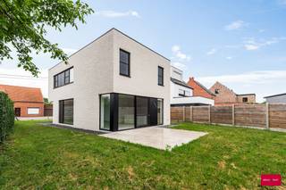 Strakke nieuwbouwwoning met alle comfort op centrale ligging kort bij de scholen, winkels en het treinstation van Tielen.
Leuke speelse indeling met grote ramen (Reynaers aluminium) en een kwaliteitsvolle woonkeuken met eiland voorzien van de nodige toestellen. Zeer grote berging aan de keuken en ruime inpandige garage met oprit en automatische sectionaalpoort, wasaansluitingen, regenwaterrecuperatie op toiletten en buitenkraan. Ruime en lichte inkomhal met gastentoilet en handenwasser. Boven via de in hout afgewerkte sfeervolle trap vinden we drie goede slaapkamers, een nachttoilet en een gerieflijke badkamer met een ruime inloopdouche, een ligbad en een dubbel wastafelmeubel. Deze verzorgde woning beschikt bovendien overal, zowel boven als beneden en zelfs in de garage over vloerverwarming. Tevens beschikt deze woning over 16 zonnepanelen, ventilatietype D en een energiezuinige aansturing via de warmtepomp. Kortom een ideale kwalitatieve nieuwbouw gezinswoning met een sfeervolle omheinde tuin en terras.
Deze woning wordt verkocht onder het 21% btw regime op de nieuwbouwconstructie en registratiekosten op de grond.
Voor een bezoek contacteer ons kantoor en ervaar zelf deze speels ingedeelde kwaliteitswoning met al haar comfort.
