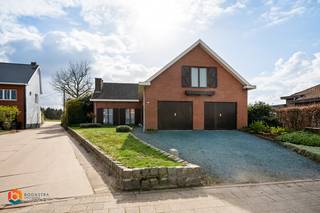 Op een uitstekende locatie te Duffel bevindt zich deze ruime woning met 4 slaapkamers en een sfeervolle tuin met bijgebouw op een mooi perceel van 2206 m². U geniet hier van een landelijke, doch gunstige ligging nabij het centrum van Duffel met winkels, scholen, openbaar vervoer en vlakbij belangrijke invalswegen.<br /><br />Benieuwd naar deze woning? Klik HIER voor een eerste virtuele beleving!<br /><br />We betreden de woning via de inkomhal met vestiaire en apart gastentoilet. De ruime leefruimte geniet van veel lichtinval door de vele raampartijen, is voorzien van een houtkachel en kan u inrichten met een gezellige zithoek en aparte eetplaats. De keuken met zicht op de tuin is voorzien van kwalitatieve toestellen en geeft toegang tot het overdekte terras. De nachthal geeft ons toegang tot 3 slaapkamers en de badkamer, uitgerust met dubbele lavabo, douchebad en toilet. De woning beschikt verder op het gelijkvloers nog over een bureauruimte en een dubbele inpandige garage. Op de eerste verdieping bevindt er zich een erg ruime slaapkamer en 2 aparte zolderruimtes die, indien gewenst, verder afgewerkt kunnen worden tot slaapkamers of extra woonruimte. De woning beschikt daarnaast ook over een praktische kelder en een goed georiënteerde tuin, met overdekt terras, waarin u steeds in alle rust en privacy kan genieten van het mooie weer. Tot slot is de woning voorzien van zonnepanelen, een zonneboiler en geniet ze van een gunstig E-peil van 207!<br /><br />Achteraan de tuin bevindt zich nog een apart bijgebouw dat ingericht werd met een eigen keuken, een woonkamer, een slaapkamer en een badkamer met douchebad, lavabo en toilet. Dit biedt veel mogelijkheden voor mensen die op zoek zijn naar een extra logeerruimte of zorg-unit. <br /><br />Dit is een uitstekende opportuniteit als u op zoek bent naar een ruime woning op een mooi perceel te Duffel. Contacteer ons voor meer informatie op +32 479/47.09.61 of neem een kijkje op www.boonstravastgoed.be . <br /><br />Bijzonderheden : <br />- 4 slaapkamers<br />- Ruim bijgebouw<br />- Perceel = 2206 m²