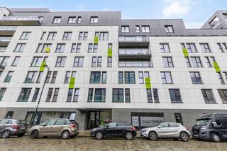 Belle chambre d'étudiant, récente et contemporaine, très lumineuse, située en centre ville où il fait bon vivre. La chambre est située à quelques pas du nouveau site animé de Tour &amp; Taxis, de l'oasis de verdure du Parc Maximilien avec sa ferme et à proximité de toutes les facilités possibles, y compris la Gare du Nord. Cette chambre d'étudiant est située au 3ème étage d'une résidence bien gérée et entretenue avec accès à l'ascenseur. Elle comprend un coin chambre, un coin bureau et une salle de douche avec WC. En outre, le bâtiment dispose de facilités communes, notamment: une cuisine commune, une salle d'étude, une salle de lecture, une salle de sport, une salle de jeux, une salle de télévision et une cour-jardin/terrasse. Il vous offre tout ce dont vous avez besoin pour vivre paisiblement et confortablement avec les plaisirs de la ville. Idéal comme investissement avec un bon rendement locatif et est actuellement loué. Possibilité d'acheter une place de parking dans l'immeuble moyennant un coût supplémentaire. A visiter!