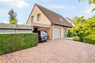 Deze energiezuinige woning is gelegen in het prachtige Huise. U kan genieten van een aangelegde tuin van ca. 880m² en verzichten vanuit de leefruimte.Deze woning is volledig gerenoveerd met nieuw dubbel glas, warmtepomp airco, zonnepanelen en zonneboiler voor het warm water waardoor de woning perfect instapklaar is.Indeling: inkom en traphal, lichtrijke leefruimte, keuken met extra ontbijthoek, berging, garage, 3 slaapkamers, badkamer en bergzolder. Degelijke charmante woning, op een zeer gegeerde locatie, en genietend van alle rust en privacy. Bezoek na afspraak met Immo Beguin; flore@immobeguin.be