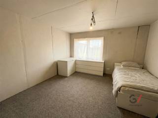 <p>Ruime woning met veel potentieel in Herselt, gelegen in de Gustaaf Vandenheuvelstraat 170. De woning is gedeeltelijk gerenoveerd en biedt de mogelijkheid om verdere afwerkingen volledig naar eigen smaak uit te voeren.</p><p>Binnen zijn er vijf slaapkamers en één badkamer, wat de woning ideaal maakt voor grotere gezinnen of wie extra ruimte nodig heeft voor een bureau, hobbykamer of logeerkamer. De indeling laat verschillende mogelijkheden toe om de ruimtes verder te optimaliseren.</p><p>Een van de grootste troeven is de ruime tuin, perfect om te genieten van het buitenleven. Er is voldoende plaats voor een terras, speelzone voor kinderen of een groene tuin, waardoor het een ideale plek is voor ontspanning en recreatie.</p><p>De woning ligt in een rustige straat in Herselt, een groene gemeente in de Kempen. In de buurt zijn winkels, scholen, horeca en recreatiemogelijkheden aanwezig. Bovendien zijn omliggende gemeenten en steden vlot bereikbaar, zodat u zowel van rust als van praktische bereikbaarheid kan genieten.</p><p>Kortom, een ruime woning met vijf slaapkamers, grote tuin en veel potentieel, ideaal voor wie een woning naar eigen wens wil afwerken. Interesse? Contacteer Lauren van Gilles Vastgoed via 0468/ 367 951 of e-mail haar via lauren@gillesvastgoed.be</p>