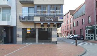 Commercieel gelegen hoekpand te huur, met een gelijkvloerse oppervlakte van ca. 105 m². <br />Het pand is gelegen in het hartje van het centrum van Knokke, op de gekende ‘Lippenslaan’, naast ‘Hotel Prins Boudewijn’. <br />De maandelijkse huurprijs bedraagt 2583 euro + provisie van 100 Euro/Maand. ov :  2.460 Euro/jaar.<br />Huurkorting gedurende het eerste en het tweede jaar zijn mogelijk.<br />Onmiddellijk beschikbaar. <br />Ons volledig aanbod vindt u via www.immodelestre.be<br />