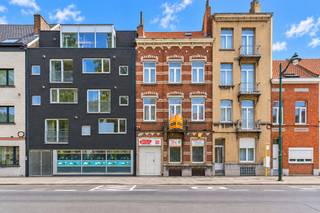 Een interessante opbrengsteigendom bestaande uit 2 te renoveren appartementen (129m² & 81 m²), burelen, binnenkoer en werkplaats op 2 niveaus (300m² + 250m²).<br /><br />APPARTEMENTSGEBOUW (252m²): <br />Gelijkvloers: bureelruimtes (42m²) + doorrit en binnenkoer;<br />Eerste verdieping: appartement 1 (81m²) met woonkamer, badkamer, keuken, eetkamer, slaapkamer en balkon;<br />Tweede en derde verdieping: appartement 2 (129m²) met woonkamer, keuken, eetkamer, badkamer + 3 slaapkamers en toilet.<br /><br />WERKPLAATS (totaal 550m²): open gelijkvloers 300m² + plateau 250 m² op de verdieping.<br /><br />Buitenschrijnwerk PVC dubbel glas - verwarming via gasconvectoren<br />Individuele gas- en elektriciteitsmeters + twee watermeters met tussentellers voor beide appartementen<br />EPC: 423 KwH/m² + 484 Kwh/m² - UC: 44938-01-4 + 744937-01-6<br />Perceeloppervlakte: 4a 61ca<br /><br />Alle documenten zijn beschikbaar op aanvraag.