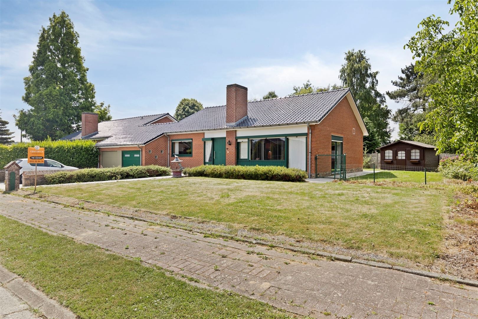 Gelijkvloerse wonen  met zongerichte tuin, te renoveren. - foto 2