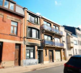 In 2025 kreeg deze charmante rijwoning in het centrum van Lokeren een complete en doordachte make-over. Het resultaat? Een hedendaagse, instapklare woning waar comfort, licht en stijl centraal staan.<br /><br />De indeling werd volledig geoptimaliseerd, wat zorgt voor een ruime en lichtrijke leefruimte met open keuken — dé perfecte plek om te leven en te genieten. Verder beschikt de woning over 2 tot 3 slaapkamers, ideaal voor starters, jonge gezinnen of wie graag een bureau of hobbyruimte voorziet.<br /><br />Ook op vlak van comfort zit je hier helemaal goed:<br /><br />Vloerverwarming op het gelijkvloers<br />Airconditioning op de verdieping<br />Vernieuwde technieken volgens de huidige normen<br /><br />De woning is technisch volledig afgewerkt. Jij kiest enkel nog de finale touch:<br />👉 keuken<br />👉 sanitair<br />👉 schilderwerken<br /><br />Zo kan je de woning volledig afstemmen op jouw eigen stijl en budget.<br /><br />De afwerking gebeurt conform de nieuwste EPB-normen (verslag in opmaak), wat garant staat voor een energiezuinige toekomst.<br /><br />Kortom: een unieke kans voor wie op zoek is naar een moderne woning met karakter, waar je zonder zorgen kan intrekken én nog je eigen stempel kan drukken.