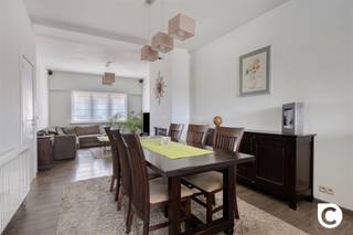 <p><span>Gezellige rijwoning met vernieuwd gelijkvloers, tuin en uitbreidingsmogelijkheden</span></p><p><span> </span></p><p><span>In een rustige en aangename straat, centraal gelegen tussen de dorpskernen van </span><span>Boom en Reet</span><span>, vinden we deze gezellige rijwoning met verrassend veel potentieel. De woning combineert een </span><span>degelijk bestaande structuur</span><span> met een volledig vernieuwd gelijkvloers, een leuke tuin met terras en een praktische uitgang naar de achterliggende servitudeweg.</span></p><p><span>Ook qua ligging zit u hier goed: dagelijkse winkels, openbaar vervoer en belangrijke verbindingswegen bevinden zich in de nabije omgeving.</span></p><p><span> </span></p><p><span>Vernieuwd gelijkvloers met open leefruimte</span></p><p><span>De oorspronkelijke woning dateert uit </span><span>1952</span><span> en beschikt over een solide structuur. In 2014 werd het volledige gelijkvloers grondig aangepakt onder begeleiding van een architect. Daarbij werd onder meer een ruime achterbouw gerealiseerd, waardoor een aangename, open leefruimte en een volledig ingerichte keuken ontstonden.</span></p><p><span>Via de inkomhal, voorzien van een handige afgesloten vestiaireberging en gastentoilet, komen we in de lichtrijke leefruimte. De gezellige </span><span>gashaard</span><span> zorgt hier voor extra sfeer. Aansluitend bevindt zich de volledig ingerichte open keuken met composieten werkblad en een uitgebreid assortiment aan toestellen: een 6-pits gaskookplaat, dampkap, hetelucht/stoomoven en een hetelucht/microgolfoven met warmhoudlade.</span></p><p><span>Daarnaast is er een praktische tweede berging met aansluitingen voor wasmachine en droogkast.</span></p><p><span>Vanuit de keuken is er rechtstreeks toegang tot de tuin. Hier geniet u van een aangelegd terras, een gemetselde tuinberging en een bijzonder handige achteruitgang naar de servitudeweg. De tuinberging leent zich uitstekend als fietsenstalling of bergruimte. Bovendien is er reeds materiaal aanwezig om de verdere omheining met achterpoort te realiseren.</span></p><p><span> </span></p><p><span>Drie slaapkamers en nog volop mogelijkheden</span></p><p><span>Op de eerste verdieping bevinden zich </span><span>drie slaapkamers</span><span> en een badkamer met douche, toilet en lavabo. De originele, mooi opgeschuurde trap geeft de woning hier extra karakter.</span></p><p><span> </span></p><p><span>Via een tweede vaste trap bereiken we de ruime zolderverdieping van maar liefst </span><span>40 m²</span><span>. Deze ruimte biedt nog tal van mogelijkheden en kan worden ingericht als bijvoorbeeld </span><span>twee extra ruime slaapkamers</span><span>, eventueel aangevuld met een tweede badkamer.</span></p><p><span> </span></p><p><span>Verder beschikt de woning over een </span><span>kelder</span><span>, ideaal als extra opslagruimte.</span></p><p><span> </span></p><p><span>Extra Troeven</span></p><ul><li><span>Rustige, harmonieuze straat met voldoende parkeergelegenheid</span></li><li><span>Centrale ligging tussen Boom en Reet</span></li><li><span>Volledig vernieuwd gelijkvloers, gerealiseerd in 2014</span></li><li><span>Elektriciteit conform.</span></li><li><span>Leidingen op de verdiepingen reeds voorzien</span></li><li><span>3 slaapkamers op de eerste verdieping</span></li><li><span>Ruime zolder van ca. 40 m² met mogelijkheid tot 2 extra slaapkamers</span></li><li><span>Mogelijkheid tot maximaal </span><span>5 slaapkamers</span></li><li><span>Aangename tuin met terras en gemetselde tuinberging</span></li><li><span>Handige achteruitgang via de servitudeweg</span></li></ul><p><span> </span></p><p><span>Renovatieplicht</span></p><p><span> De renovatieverplichting voor residentiële gebouwen gaat in op 1 januari 2023. </span></p><p><span>Wie vanaf 2023 de nieuwe eigenaar, opstalhouder of erfpachter wordt van een woning of appartement met een slecht EPC-label, moet die binnen de 5 jaar energetisch renoveren tot label D (of beter).</span></p><p><span> </span></p><p><span><span>https://www.vlaanderen.be/een-woning-kopen/renovatieverplichting-voor-residentiele-gebouwen-vanaf-2023#q-59813524-3072-4edc-bb23-c56becf7b528</span></span></p><p><span> </span></p>
