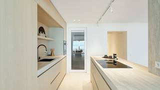 <p><strong>Perle de la côte – Appartement rénové de standing avec vue mer frontale sur la digue à Knokke-Heist (Le Zoute)</strong></p>
<p>Avec trois chambres et trois salles de bain ou de douche luxueuses, ce bien d’exception allie élégance, confort et situation privilégiée.</p>
<p><strong>Atouts de cet appartement unique :</strong></p>
<ul>
<li>
<p>Vue mer frontale à couper le souffle depuis le séjour et la terrasse</p>
</li>
<li>
<p>Trois chambres spacieuses, chacune avec sa propre salle de bain ou douche</p>
</li>
<li>
<p>Finitions haut de gamme avec une attention particulière aux détails et à la qualité</p>
</li>
<li>
<p>Vaste séjour baigné de lumière naturelle grâce aux grandes baies vitrées</p>
</li>
<li>
<p>Cuisine ouverte moderne avec des appareils de luxe et un design épuré</p>
</li>
<li>
<p>Situation exceptionnelle en première ligne de la digue, au cœur animé de Knokke</p>
</li>
</ul>
<p>Sortez, et vous êtes directement sur la plage. Cafés, boutiques, galeries d’art et restaurants se trouvent à quelques pas.</p>
<p>Un emplacement exclusif où calme, élégance et dynamisme se rencontrent.</p>
<p><strong>Prêt à emménager &amp; profiter sans souci.</strong></p>
<p>Que vous soyez à la recherche d’une résidence secondaire, d’un pied-à-terre en bord de mer ou d’un investissement de premier choix, ce bijou côtier est prêt à vous accueillir et offre tout le luxe attendu.</p>