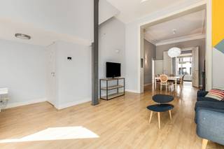1000 BRUSSEL (Dautzenbergstraat 74) - Op een uitstekende locatie op de grens tussen Brussel en Elsene, tussen de Louizalaan en het Falgeyplein, vlakbij kleine winkels, openbaar vervoer, scholen, ... TREVI biedt u een prachtige woning in neorenaissancestijl aan, gerenoveerd in 2008 en voorzien van alle nodige comfort. De woning is als volgt ingedeeld: marmeren inkomhal, mooie, volledig uitgeruste keuken met bijkeuken, eetkamer en woonkamer met hoge plafonds en een grote erker die uitkijkt op de tuin op het zuiden. De 1e en 2e verdieping zijn op dezelfde manier ingedeeld, met een nachthal, 2 slaapkamers en 1 badkamer. Op de 3e verdieping + zolder zijn 2 slaapkamers en 1 badkamer ingericht, wat perfect geschikt zou zijn voor een jong meisje dat bij haar vader woont of als klein appartement. Gerenoveerd rond 2008, gascondensatieketel (2020), dubbele beglazing, waterontharder (2018), ... Het huis is bij de overdracht direct bewoonbaar. PEB: G (404 kWh/m²/an et 81 kg CO²/m²/an). Meer informatie en bezichtiging bij Louis op 0477 57 98 87 of via e-mail LMEERT@TREVI.BE