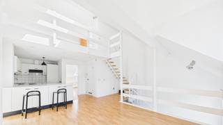 ChâtelainCharmant duplex op de bovenverdieping van een herenhuis, als volgt ingedeeld:Woonkamer en open, volledig uitgeruste Amerikaanse keuken,...