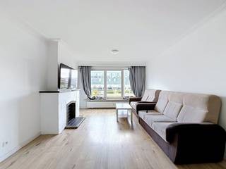 Dit instapklare appartement te huur in het bruisende Deurne biedt een uiterst comfortabele woonervaring. Gelegen aan de levendige Bisschoppenhoflaan geniet je van een centrale ligging in Deurne nabij winkels en openbaar vervoer. Het pand kan zowel gemeubileerd als ongemeubileerd gehuurd worden, wat zorgt voor maximale flexibiliteit.<br /><br />Indeling eerste verdieping met lift:<br /><br />-Leefruimte (29 m²): Lichtrijke woonkamer met keuken uitgerust met ijskast, diepvries, oven, kookplaat en enkele spoelbak.<br />-Slaapkamer 1 (15 m²): Ruime hoofdslaapkamer met voldoende plaats voor een groot bed en kleerkasten.<br />-Slaapkamer 2 (8 m²): Tweede slaapkamer, perfect te gebruiken als kinder-, logeer- of werkkamer.<br />-Slaapkamer 3 (7 m²): Derde slaapkamer met diverse invulmogelijkheden.<br />-Badkamer (3 m²): Comfortabele badkamer voorzien van een douche, een enkele wastafel en een aansluiting voor een wasmachine en een droogkast.<br />-Toilet: Afzonderlijke toiletruimte.<br />-Terras (6 m²): Aangenaam terras achteraan gelegen om buiten te ontspannen.<br /><br />Bijzonderheden:<br /><br />-Per direct beschikbaar om te huren<br />-Flexibele huurvoorwaarden (gemeubileerd of ongemeubileerd mogelijk)<br />-Optionele autostaanplaats achteraan het gebouw<br />-EPC C<br />-Gemeenschappelijke kosten 150 euro per maand inclusief water en gas