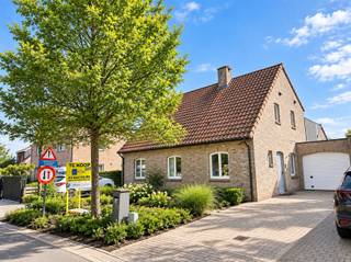 <h3><span>Charmante woning in Spaanse stijl met verrassend veel ruimte</span></h3><p><span>* 2 en 3de foto's zijn impressiefoto's en geven een idee van hoe de leefruimtes ingericht kunnen worden.</span></p><p><span>Op zoek naar een woning met karakter, ruimte én mogelijkheden? Deze charmante woning combineert een warme, zuiderse uitstraling met een praktische indeling en biedt heel wat mogelijkheden om er volledig je eigen thuis van te maken.</span></p><p><span>Bij het binnenkomen word je verwelkomd in een verzorgde inkomhal met </span><span>ingemaakte kasten, vestiaire en schoenkast</span><span>. De ingebouwde spots zorgen voor een sfeervolle uitstraling.</span></p><p><span>De </span><span>ruime en lichtrijke leefruimte</span><span> vormt het hart van de woning en sluit mooi aan op de eetkamer. Dankzij de aanwezige ruimte zijn er bovendien verschillende mogelijkheden om de leefruimte verder open te trekken en naar eigen smaak in te richten.</span></p><p><span>De keuken beschikt over een </span><span>gasvuur en oven</span><span> en biedt nog mogelijkheden voor verdere inrichting of modernisering.</span></p><p><span>Op het gelijkvloers bevinden zich maar liefst </span><span>vier volwaardige slaapkamers</span><span>. De kamers zijn praktisch ingericht en beschikken over ingemaakte kasten en een bureau. Eén van de kamers doet momenteel dienst als sfeervolle kinderkamer. Een slaapkamer achter de leefruimte kan bovendien eenvoudig bij de woonkamer worden betrokken door de bestaande gyprocwand te verwijderen. Zo ontstaat een </span><span>ruime, open leefruimte met een aangenaam zicht richting de tuin</span><span>.</span></p><p><span>Verder beschikt het gelijkvloers over een </span><span>aparte berging, gastentoilet, wasruimte en garage</span><span> met manuele poort. De badkamer is uitgerust met een </span><span>ligbad, dubbele lavabo en toilet</span><span>.</span></p><p><span>Ook de eerste verdieping biedt extra mogelijkheden. Hier vinden we verschillende </span><span>polyvalente ruimtes</span><span>, waaronder een bijkomende slaapkamer en een ruimte die perfect dienst kan doen als kinderkamer, hobbyruimte of bureau. Daarnaast is er een </span><span>tweede badkamer met inloopdouche, dubbele lavabo en toilet</span><span>.</span></p><p><span>Als extra troef beschikt de verdieping over een </span><span>aangenaam dakterras</span><span>, ideaal om in alle rust te genieten van een zonnige namiddag.</span></p><p><span>Een woning met een warme, zuiderse sfeer, veel ruimte en tal van mogelijkheden om er jouw eigen thuis van te maken.</span></p><p><span>Troeven op een rijtje:</span></p><ul><li><span>Charmante Spaanse/zuiderse stijl </span></li><li><span>Ruime en lichtrijke leefruimtes </span></li><li><span>5+ slaapkamers/mogelijke kamers </span></li><li><span>2 badkamers </span></li><li><span>Dakterras </span></li><li><span>Garage </span></li><li><span>Veel ingemaakte kasten </span></li><li><span>Verschillende mogelijkheden tot herinrichting </span></li><li><span>Ideaal als gezinswoning </span></li></ul>