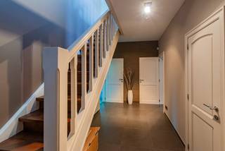 Ontdek deze recent gerenoveerde halfopen bebouwing, gelegen aan de Cauterdreef 6A te Ninove, waar hedendaags wooncomfort, hoogwaardige afwerking en energiezuinigheid perfect samenkomen. Deze instapklare woning bevindt zich in een rustige, landelijke omgeving en biedt tegelijk een uitstekende bereikbaarheid. Het station van Eichem bevindt zich op slechts 1 km, een bushalte op amper 100 meter en het bruisende centrum van Ninove ligt op slechts 3 km afstand.<br /><br />Bij het betreden van de woning wordt u meteen verwelkomd door een stijlvol en modern interieur, afgewerkt met duurzame kwaliteitsmaterialen en oog voor detail. De lichtrijke leefruimtes creëren een aangename woonbeleving en sluiten naadloos aan op de exclusieve, volledig uitgeruste SIEMATIC-keuken. Deze luxekeuken is voorzien van alle hedendaagse comfort, waaronder een Quooker-kraan, BORA-inductiekookplaat, vaatwasser, (stoom)oven, combi-oven en een koelkast met vriesvak. Een droom voor iedere kookliefhebber.<br /><br />De woning beschikt over volwaardige slaapkamers, aangevuld met een ruime inrichtbare zolderkamer die perfect dienst kan doen als master bedroom, speelkamer, hobbyruimte of thuiskantoor. Daarnaast zijn er nog twee ruime polyvalente ruimtes aanwezig, ideaal voor een vrij beroep, praktijkruimte, fitness, hobbykamer of extra slaapkamers.<br /><br />Verder beschikt de woning over een volledig ingerichte badkamers, voorzien van een toilet. Eén badkamer is uitgerust met een comfortabele inloopdouche en een heerlijk massagebad voor optimale ontspanning.<br /><br />Buiten geniet u van een ruim en zonnig terras van maar liefst 35 m², waar u in alle rust kunt ontspannen of gezellig gasten kunt ontvangen. Bovendien beschikt de woning over een ruime garage met sectionaalpoort en maar liefst vier private parkeerplaatsen, een absolute troef voor gezinnen of zelfstandigen.<br /><br />Bent u op zoek naar een instapklare, energiezuinige woning met hoogwaardige afwerking, veel leefruimte en een uitstekende ligging? Dan is deze prachtige woning absoluut een bezoek waard.<br /><br />📞 Contacteer ons vandaag nog voor meer informatie of een bezoek ter plaatse.