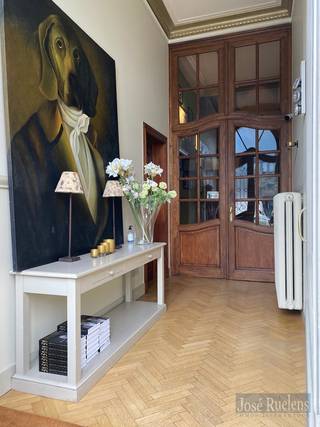 Trendy bemeubelde studio in herenhuis op de Leuvense Vest.<br /><br />Deze studio is in uitstekende staat, bij de renovatie werd rekening gehouden van het karakter van het pand. Dat betekend dat er mooie parketvloeren en hoge plafonds zijn.<br /><br />In de studio is er een badkamer met douche en enkele lavabo in meubeltje en toilet. Verder is er een aangename leef-en slaapruimte waarin een kitchentte is geïnstalleerd. Deze studio is achteraan gelegen en geeft dus heel wat rust en veel lichtinval.<br /><br />De huurprijs bedraagt 790 euro + een forfait van 140 euro voor al het verbruik. Jaarlijks wordt er een bijkomende kost gevraagd van 750 euro voor high speed internet, brandverzekering, onderhoud gemeenschappelijke delen,...<br /><br />De studio is onmiddellijk beschikbaar.<br /><br />Bent u op zoek naar een knusse entiteit aan het station en op wandelafstand van KULeuven-faculteiten, IMEC (vlot bereikbaar met het openbaar vervoer), supermarkten en het gezellige stadscentrum van Leuven.