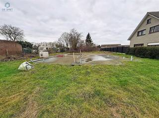 BOUWGROND MET VERGUNNING EN PLANNEN TE KOOP TE LIERDE. Bouwgrond voor halfopen bebouwing te koop in een rustige zijstraat te Lierde. Aankoop incl...