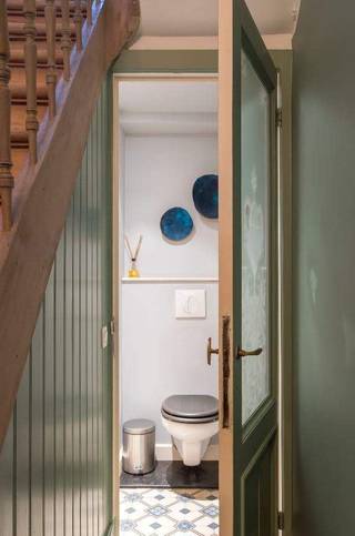 Lichtrijke, karaktervolle woning met 3 slaapkamers en tuin<br /><br />Deze instapklare woning combineert charme, authentieke elementen, een prachtige lichtinval en een warm thuisgevoel. De rustige ligging in een eenrichtingsstraat maakt dit een uitstekende uitvalsbasis voor gezinnen, met nabijheid van openbaar vervoer, scholen, kinderopvang, winkels en een vlotte verbinding naar Antwerpen.<br /><br />Indeling:<br /><br />Gelijkvloers<br />U wordt verwelkomd in de inkomhal die toegang biedt tot de lichtrijke leefruimte met hoge plafonds en een aangename sfeer. Vooraan bevindt zich een gezellige zithoek, het middelste gedeelte is voorzien van praktische ingebouwde kasten (2022).<br />De ruime, volledig uitgeruste keuken (met 5-pits gasvuur, oven, Amerikaanse koelkast en vaatwasser) biedt een mooi zicht op de gezellige tuin.<br />Verder vindt u op het gelijkvloers een gastentoilet en toegang tot een droge kelder.<br /><br />Eerste verdieping<br />Hier bevindt zich een ruime slaapkamer (16 m²) met ingebouwde kasten (2020), evenals een comfortabele badkamer uitgerust met ligbad, douche, dubbele wastafel en toilet.<br /><br />Tweede verdieping<br />Op de tweede verdieping zijn er nog twee volwaardige kamers (13 m² en 10 m²), perfect als kinderkamers, bureau of hobbyruimte. De kamer die op de foto als jungle kinderkamer werd ingericht, is intussen omgevormd tot bureauruimte.<br />Via de hal is er bovendien toegang tot een praktische zolder, ideaal als extra bergruimte.<br /><br />Troeven:<br />- Instapklaar<br />- Veel lichtinval, hoge plafonds en authentieke elementen<br />- 3 volwaardige slaapkamers<br />- Gezellige tuin<br />- Rustige, kindvriendelijke ligging<br />- Centrale locatie nabij Antwerpen<br /><br />Andere:<br />- kijkdagen zondag 3 mei en maandag 4 mei<br />- beschikbaar vanaf februari 2027