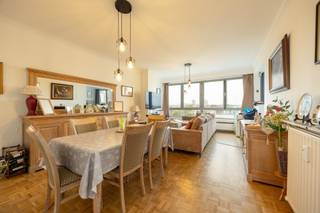 <ul><li><p><strong>Panoramisch uitzicht:</strong> Gelegen op de 3e verdieping met prachtig groen en veruitzicht.</p></li><li><p><strong>Ruim & Licht:</strong> Royale doorzon-woonkamer met warme parketvloer en grote raampartijen.</p></li><li><p><strong>Buitenruimte:</strong> Zonnig terras aan de rustige achterzijde.</p></li><li><p><strong>Optie garagebox:</strong> Mogelijkheid tot het aankopen van een garagebox aan 25.000 €</p></li><li><p><strong>Toplocatie:</strong> nabij openbaar vervoer, winkels en invalswegen.</p></li></ul><p><strong>Beschrijving:</strong> Aan de bruisende Lambrechtshoekenlaan in Merksem bevindt zich op de 3e verdieping (rechts) dit ruime en lichtrijke 2-slaapkamerappartement. Door de hoge ligging geniet u van een heerlijke lichtinval en een vrij uitzicht over de omgeving.</p><p> </p><p>U betreedt de woning via de stijlvolle marmeren inkomhal met handige inbouwkast. De riante leefruimte is voorzien van een gezellige parketvloer en biedt ruim plaats voor een zithoek en eethoek. Aansluitend bevindt zich de eigentijdse, ingerichte hoekkeuken.</p><p> </p><p>Aan de rustige achterzijde liggen 2 volwaardige slaapkamers, waarvan één direct toegang biedt tot het gezellige terras. De badkamer is uitgerust met een comfortabel ligbad/douchecombinatie en een lavabomeubel. Verder beschikt het appartement over een apart toilet en een inpandige berging.</p><p> </p><p>Als extra troef is er de optie om een achterliggende, private garagebox aan te kopen.</p>