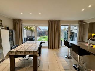 RECENTE MODERNE woning (BJ 2013) met 3 slaapkamers, TUIN & GARAGE gelegen in een rustige, residentiële wijk. Dankzij de gunstige ligging geniet je van een vlotte verbinding naar de snelweg & het stadscentrum van Roeselare. Indeling: inkomhal met gastentoilet. Lichtrijke leefruimte met zicht en toegang tot de tuin en open ingerichte keuken met inbouwtoestellen & kookeiland. Aangelegde tuin met terras. Oprit met garage & wasplaats. Op de bovenverdieping zijn er drie volwaardige slaapkamers en een praktische badkamer met douche, ligbad, lavabomeubel en toilet. CV op aardgas, epc 135 kWh/m2, label B. Gekeurde elektrische installatie. De woning is op heden verhuurd. MOOI AANBOD!!!