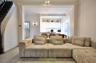 Deze woning is volledig gerenoveerd en instapklaar!Indeling gelijkvloers: inkomhall, toilet, leefruimte met open geïnstalleerde keukenBoven bevinden...