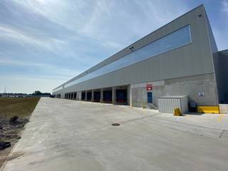 Logistieke magazijnen vanaf 3.000 m² te huur nabij de John F Kennedybaan, op amper enkele minuten rijafstand van de R4 en E17. Het betreft een grote site met verscheidene mogelijkheden. Contacteer PANORAMA voor meer inlichtingen omtrent de mogelijkheden of een vrijblijvend plaatsbezoek 09 225 09 09.