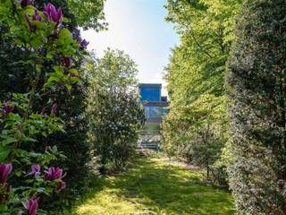 On the outskirts of Brussels, between the Bois du Wilder and the Scheutbos Park, this modern villa, designed by architect Jean-Paul Hermant...