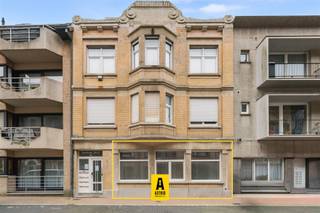 <p><span>Gelijkvloers appartement met 2 slaapkamers in het toeristisch centrum van Bredene-Duinen</span></p><p><span>Dit instapklare gelijkvloers appartement is ideaal gelegen in het hart van het toeristische centrum van </span><span>Bredene-Duinen</span><span>, op wandelafstand van het strand, de kusttram en met winkels vlak om de hoek. Een perfecte ligging voor zowel permanente bewoning, een tweede verblijf als investering.</span></p><p><span>Indeling:</span><span><br />Gezellige woonkamer met open keuken, twee volwaardige slaapkamers achteraan, en een badkamer uitgerust met lavabo, toilet, bad én douche.</span></p><p><span>Achteraan het gebouw zijn </span><span>gemeenschappelijke parkeerplaatsen</span><span> beschikbaar voor de bewoners.</span></p><p><span>Troeven:</span></p><ul><li><span>Topligging nabij strand, tram en winkels</span></li><li><span>2 volwaardige slaapkamers</span></li><li><span>Gelijkvloers appartement</span></li><li><span>Gemeenschappelijke parking achteraan</span></li><li><span>Elektriciteit conform</span></li></ul><p><span>Kortom, een ideaal appartement voor wie wil genieten van de kust in een levendige en centrale omgeving.</span></p>