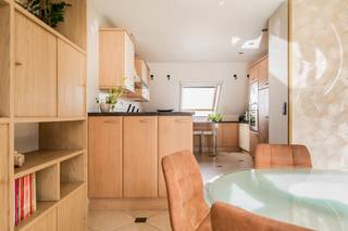 Uitzonderlijk ruim dakappartement met 5 slaapkamers, overvloedige lichtinval en 2 zuidgerichte terrassen.Op de derde verdieping van een kleinschalig...