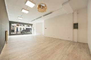  Vous êtes à la recherche d'un espace commercial spacieux avec beaucoup de passage ? Cet espace commercial de plain-pied d'environ 110 m² combine...