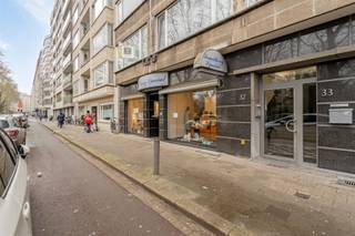 <p><span>CENTRUM : ANTWERPEN</span><span> - Commerciële ruimte met multifunctioneel gebruik en dubbele vitrine op toplocatie aan het Stadspark.</span></p><p><span>Unieke kans: handelsgelijkvloers van ca. 557m² inclusief opslagruimte.</span></p><p><span> </span></p><p><span>Deze ruime en multifunctionele winkelruimte beschikt over een centrale inkomhal met ontvangstruimte en toog.</span></p><p><span>De open indeling biedt tal van mogelijkheden om de ruimte flexibel in te richten naar uw behoeften ; showroom, winkel of kantoor,...</span></p><p><span>Achteraan gelegen bevindt zich een wc, keuken, bureau en toegang tot de tweede binnenkoer - ideaal voor verluchting.</span></p><p><span>De inpandige brede trap leidt u naar de ruime kelders, met hoge plafonds, ideaal voor opslag of archivering ; de kelder is ook bereikbaar via de goederenlift. </span></p><p><span> </span></p><p><span>Dankzij de uitstekende ligging nabij het stadscentrum, het Stadspark en belangrijke invalswegen, geniet dit handelsland van een hoge passage en zichtbaarheid. Dit maakt het uitermate geschikt voor diverse commerciële activiteiten.</span></p><p><span>Het pand is uitgerust met airco, een alarmsysteem en is asbest veilig. </span></p><p><span> </span></p><p><span>Interesse? Contacteer ons vandaag nog voor meer informatie of een bezoek!</span></p><p><span>03/283 06 06 of info@reant.be</span></p><p><span> </span></p><p><span> </span></p>