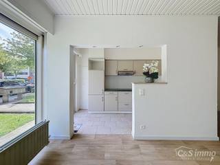 Ontdek dit vernieuwde appartement in een rustige straat nabij het centrum van Aartselaar.<br />Recent werden de opfrissingswerken afgerond en geniet u nu van een instapklaar appartement in een onderhouden kleinschalig gebouw.<br />U komt binnen in de hal voorzien van parlofonie die uitgeeft op de ruime leefruimte. Aansluitend de half-open keuken voorzien van frigo en vriezer, vaatwas, kookvuur en pompbak.<br />Vanuit de woning heeft u een heerlijk zicht op de mooi onderhouden voortuinen die toebehoren aan het gebouwencomplex.<br />Via de nachthal met ingebouwde kast en gastentoilet komt u twee ruime slaapkamers tegen+ een extra kamer die gebruikt kan worden als bureau/dressing. De ruime badkamer met bad/douchecombinatie en vernieuwde lavabo biedt u ook nog de ruimte om wasmachine en droogkast te installeren.<br />Kelderberging voorzien.<br />Garage met automatische poort & elektriciteitsvoorziening mogelijks aan te kopen aan €27.000<br />Verwarming Bulex ketel gas- EPC B- Dak recent vernieuwd - Asbestvrij- Elektriciteit conform