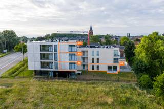 Op een boogscheut van het centrum van Halen en op slechts 3 minuten wandelen van de gekende snuffelmarkt hebben in ons prachtig nieuwbouwproject “<strong>Residentie Halon</strong>” nog enkele mooie gelijkvloerse appartementen te koop! Appartement B2 bijvoorbeeld beschikt over 2 ruime slaapkamers en heeft een aangenaam terras.<br /><br />Ook dit nieuwbouwappartement beschikt over een eigen warmtepomp en PV-panelen om zo uw energiefactuur tot een minimum te beperken. Een groot pluspunt als toekomstige woonst of duurzame en kwalitatieve investering!<br /><br />Voor meer informatie ontvangen we u graag bij ons op kantoor of ter plaatse om dit prachtige project tot in de puntjes toe te lichten. Bel nu Elien Mombaerts op het nummer 0470/38.21.30.