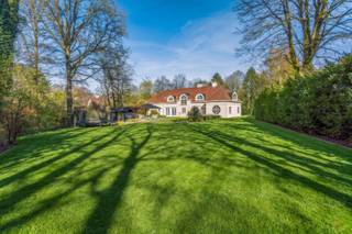 Hidden in the prestigious Oak Lane in Belsele, you will find this stately villa. With 413 m² of living space, this property offers the...
