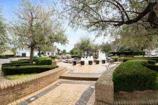 <p>Uitstekend gelegen souterrain in een kleine villaresidentie middenin de prachtige Belle Époquewijk, Quartier Sénégalais, op enkele passen van de winkelstraat en op nauwelijks 250 m van zee.</p>
<p>Dit vernieuwde eigendom beschikt over een ruime woonkamer met zithoek en eetplaats, een ingerichte keuken, een praktische bijkeuken, twee slaapkamers, een badkamer met douche, en een afzonderlijk toilet. Mooi en groot (20,5 m²) zonneterras achteraan. Op de oprit kunnen twee auto’s parkeren.</p>