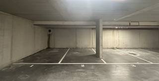 Vlakbij Leuven, IMEC, E40 etc. en op wandelafstand van het station Heverlee treft u deze 3 inpandige autostaanplaatsen gelegen in de Hertogstraat in een recent gebouw met een afgesloten, geautomatiseerde poort en autolift. <br />- autostaanplaats 1: 5.0m x 2.5m voor € 17 500,00  VERKOCHT<br />- autostaanplaats 3: 5.0m x 2.5m voor € 20 000,00<br />- autostaanplaats 8: 6.2m x 2.5m voor € 22 000,00<br />Goede bereikbaarheid en een topligging. Ideale belegging of een dagelijks gemak?