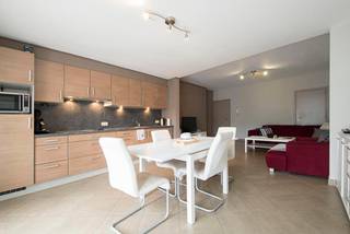 <p>Gelijkvloers appartement met terras.<br /><br />Op 5 minuutjes van het centrum van Ham vinden we dit gelijkvloers appartement met terras. De Heidestraat ter hoogte van nummer 99B is the Place to Be.</p>
<p>Er is voldoende gratis parking voor de deur en het appartement zelf heeft ook een achter koertje ter beschikking. Het gebouw is in 2000 opgeleverd wat maakt dat alles nog in perfecte nieuwstaat verkeerd.</p>
We komen binnen via de inkomhal. Meteen worden we verrast door de openheid van de dit appartement. De moderne keuken, de living en de eetkamer vormen hier 1 geheelde. Grote raampartijen met zicht op het terras zorgen voor voldoende lichtinval. Dit zorgt voor een groot ruimtelijk gevoel.<br />
<p>De slaapkamers is voldoende ruim en functioneel uitgerust.</p>
<p>Verder vinden we de badkamer met ligbad en douche scherm enkel lavabo met badkamermeubel en een toiletten.</p>
<p>Heeft u graag een bezoekje ter plaatse bel ons dan onmiddellijk. 089/20.89.89.</p>
<br />
<p></p>