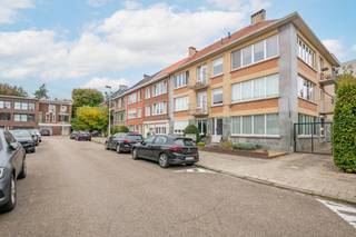 Bent u op zoek naar een appartement op een eerste verdieping in een kleinschalig gebouw met twee slaapkamers in de populaire wijk "Oosterveld" in Wilrijk? Zoek niet verder, want dit appartement is precies wat u zoekt!<br /><br />Dit centraal gelegen appartement biedt gemakkelijke toegang tot Brussel en Antwerpen, waardoor het ideaal is voor pendelaars. Daarnaast zijn er tal van voorzieningen in de buurt, waaronder supermarkten, winkels en openbaar vervoer. Voor de liefhebbers van natuur en rust, zijn het Middelheimpark en park "Den Brandt" op een steenworp afstand gelegen.<br /><br />Bij binnenkomst in het appartement wordt u verwelkomd door een inkomhal die toegang biedt tot de woonkamer. Het grote raam zorgt voor veel natuurlijk lichtinval, waardoor de woonkamer een gezellige en warme uitstraling heeft. De gesloten keuken is voorzien van alle hedendaagse comfort.<br /><br />De 2 slaapkamers zijn aan de rustige achterzijde van het gebouw gelegen. De kleinste slaapkamer biedt toegang tot het 2de terras waardoor u van de buitenlucht kunt genieten. De badkamer is voorzien van een ligbad en een badkamermeubel. Het toilet is apart voorzien.<br /><br />Bij dit appartement hoort ook een handige kelderberging waar u nog extra spullen kunt opslaan. Daarnaast wordt er één ondergrondse staanplaats aangeboden aan €10.000 stuk.<br /><br />De vaste kosten bedragen €50 à €60 per maand (water, elektriciteit, verzekering, syndicus, poets,…). Daarnaast betaalt elke eigenaar een voorschot van €90 voor verwarming, met jaarlijkse afrekening volgens verbruik via calorimeters.<br /><br />EPC:133 KwH/m²/jaar