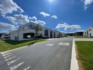 UITZONDERLIJKE VOORWAARDEN!
Profiteer tijdelijk van uitzonderlijke voorwaarden op de beschikbare KMO-units in Business Park Aero. Een mooie kans om je onderneming te vestigen op een strategische locatie vlak bij de luchthaven van Charleroi.
KOM LANGS TIJDENS ONZE KOMENDE OPENDEURDAGEN
Meer info & data via zabra.be/aero
Deze ruime KMO-unit van 325 m² ligt in het dynamische Business Park Aero in Charleroi. Dankzij de nabijheid van de E420 en N568 geniet je van een uitstekende bereikbaarheid. De unit biedt verschillende indelingsmogelijkheden en is geschikt voor uiteenlopende KMO-activiteiten.
Dit mag je verwachten:
✅ 325 m² bedrijfsruimte;
✅ Strategische ligging vlak bij de luchthaven van Charleroi;
✅ Vlotte bereikbaarheid via de E420 en N568;
✅ Verschillende indelingsmogelijkheden;
✅ Combineerbaar met andere units;
✅ Geschikt voor diverse KMO-activiteiten.
Interesse of een bezoek plannen?
Contacteer ons via 📞 +32 472 89 60 18.