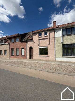 Deze woning werd inmiddels volledig gestript en staat klaar om opnieuw op te bouwen.<br /><br />Er is een bouwvergunning voor het verbouwen van de woning en het bouwen van een garage die bereikbaar is via de achteruitweg.<br /><br />Er zijn 3 slaapkamers mogelijk waarvan een slaapkamer op het gelijkvloers met mogelijkheid tot douchekamer zodat dit ook een interessante woning is voor iets oudere mensen.<br /><br />De goedgekeurde plannen zijn inbegrepen in de prijs.<br /><br />De plannen kan u via documenten bekijken.