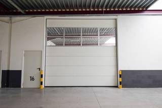 Indeling en afwerking- Oppervlakte: 203 m²- Vrije hoogte: 5,10 meter- Sectionaalpoort (4,2 m hoog x 4 m breed) + aparte toegangsdeur- Betonnen vloer...