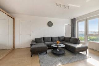 immo DAVID stelt voor: lichtrijk gerenoveerd appartement op topligging<br /><br />Bent u op zoek naar een lichtrijk en instapklaar appartement op een centrale locatie? Dan is dit prachtig gerenoveerde appartement, gelegen op de 11de verdieping, zeker een bezoek waard. De combinatie van ruimte, comfort en een uitstekende bereikbaarheid maakt dit appartement tot een ideale woonst. Daarnaast beschikt de woning over een EPC-label B en een conforme elektrische installatie.<br /><br />Het aangename terras biedt een mooi open uitzicht en vormt de perfecte plek om in alle rust van de buitenlucht en de zon te genieten.<br /><br />Het appartement beschikt over een inkomhal, een volledig uitgeruste keuken met dampkap, elektrische kookplaten, oven en koelkast, één slaapkamer en een stijlvol afgewerkte badkamer.<br /><br />Ook de ligging is een absolute troef. U bevindt zich op korte afstand van de Brusselse Ring, het centrum, UZ Jette, het Laarbeekbos, de fietssnelweg, winkels, scholen en het openbaar vervoer.<br /><br />Een ideale woonst voor wie comfortabel en rustig wil wonen, zonder in te boeten aan bereikbaarheid.