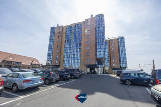 Ontdek dit instapklare en uitstekend onderhouden appartement, gelegen op de eerste verdieping van de residentie Hydro Palace. Hier geniet u elke dag van de rust van de Noordzee, en een uniek vakantiegevoel, het hele jaar door. Oorspronkelijk ingedeeld als een één slaapkamerappartement, werd de tussenmuur verwijderd, waardoor een ruime, lichtrijke leefruimte met slaaphoek is ontstaan met een aangenaam zijdelings zeezicht. Wenst u opnieuw een aparte slaapkamer? Dan kan dit eenvoudig worden hersteld. De gezellige leefruimte sluit aan op de open keuken, wat zorgt voor een aangename en open woonbeleving. Het appartement verkeert in uitstekende staat en wordt volledig gemeubeld verkocht. U hoeft enkel uw koffers uit te pakken en meteen te genieten. Dankzij de uitstekende ligging bevindt u zich op wandelafstand van het strand, het openbaar vervoer, winkels en het centrum. Een ideale uitvalsbasis voor wie op zoek is naar een tweede verblijf, een vakantiewoning of een interessante investering aan de Belgische kust.