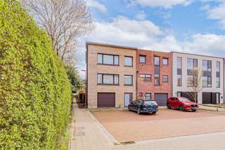 Parfaite maison de bel-étage prête à être emménagée au bout d'un cul-de-sac dans un beau quartier résidentiel de Kontich. Située au calme à côté de...