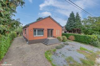 RUIME, GELIJKVLOERSE WONING (VOLLEDIG ONDERKELDERD), MET GARAGE EN TUIN NABIJ CENTRUM GENK<br /><br />*** Bekijkt U deze woning via een aanverwante website? Surf dan naar https://matisimmo.be/nl/aanbod/4475400/huis-te-koop-in-3600-genk en klik op volgende link voor het INTERACTIEF GRONDPLAN: https://grondplan.matisimmo.be/grondplan/?map=GenkWeienhout25 ***<br /><br />Op minder dan 10 minuten rijden van het gezellige centrum van Genk is deze ruime woning in Termien gelegen. Een geliefde locatie, want men geniet niet alleen van allerlei faciliteiten in de omgeving maar ook van een rustige doch centrale ligging met natuurgebied De Maten op wandelafstand. De op- en afritten van de autostrades zijn eveneens vlot bereikbaar.<br /><br />De woning geniet van een volledig gelijkvloerse indeling met inpandige garage. Het levensloopbestendig karakter maakt deze woning ideaal om er op latere leeftijd te wonen. Daarbuiten biedt de woning veel potentieel en mogelijkheden op gebied van indeling en inrichting, daar de woning volledig onderkelderd is.<br /><br />De indeling van het woongedeelte is als volgt; bij binnenkomst geeft de inkomhal toegang tot alle kamers, links bevindt zich de lichtrijke woonkamer met aansluitend de ruime keuken. Vanuit de keuken kan men via de trap naar de kelderverdieping.<br />Aan de andere kant van de inkomhal is een apart toilet gelegen, badkamer uitgerust met ligbad en wandmeubel met dubbele lavabo, 2 slaapkamers en een bureauruimte. Aan het einde van de hal is een buitendeur voorzien, die uitgeeft op het terras met zicht over de tuin.<br /><br />In de kelderverdieping zijn verschillende ruimtes voorzien, praktisch om te gebruiken als opbergruimte of om in te richten als hobbyruimte. Tevens komt hier de garage uit, die langs de achterkant van de woning toegankelijk is.<br /><br />Tot slot is het aangenaam vertoeven in de tuin, die volledig omheind is en voorzien van een terras aanpalend aan de woning.<br />In het verlengde van de oprit, achter de woning, is de garage bereikbaar.<br /><br />Enkele bijkomende pluspunten van de woning:
<ul>
<li>In 2001 werd het dak vernieuwd</li>
<li>In 2020 werden 12 zonnepanelen geïnstalleerd met een vermogen van 3.600Wp</li>
<li>De woning is voorzien van rolluiken</li>
</ul>
<br />Wilt u graag de mogelijkheden van deze woning zelf komen bezichtigen? Neem dan vrijblijvend contact op met ons kantoor via 089/44.00.00 of info@matisimmo.be<br /><br />De vermelde woonoppervlakte is steeds de bruikbare vloeroppervlakte overgenomen uit het EPC-verslag.<br /><br /><em>Dit pand kan onderhevig zijn aan de renovatieverplichting die door de Vlaamse overheid wordt opgelegd voor residentiële gebouwen. Consulteer voor meer informatie de website van Vlaanderen via https://www.vlaanderen.be/een-huis-of-appartement-kopen/renovatieverplichting-voor-residentiele-gebouwen</em><br /><br /><em>Bestuursmaatregelen in het maatregelenregister: nee</em><br /><br />Energetische renovatie naar label B<br />De 3 belangrijkste renovaties voor deze woning zijn:<br />1) Ramen vervangen<br />2) Kelderplafond isoleren<br />3) CV-ketel vervangen door een condenserendegaswandketel.<br />Elk van deze individuele acties zorgt direct voor een sprong van één energielabel<br />lager (beter). Het gelijktijdig of gefaseerd uitvoeren van alle 3 de ingrepen zorgt voor een daling van 3 labels lager en brengt de woning naar een B-label.<br />