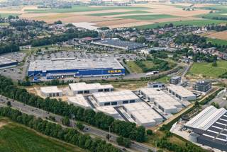 <p>DERNIÈRES UNITÉS : CONDITIONS EXCEPTIONNELLES !</p><p>Business Park Awans est presque entièrement vendu. Profitez temporairement de conditions exceptionnelles sur les dernières unités PME disponibles. Une belle opportunité pour installer votre entreprise à un emplacement stratégique à proximité de l'E40.</p><p>DÉCOUVREZ AWANS LORS DE NOS PROCHAINES JOURNÉES PORTES OUVERTES<br />Plus d'infos et dates via zabra.be/awans</p><p>Découvrez Hall E2 au Business Park Awans. Cette unité PME offre une superficie totale de 753 m² et se situe dans un parc d'activités moderne comprenant 23.000 m² d'espaces verts et plusieurs terrains de sport. Grâce à sa proximité avec l'E40, elle bénéficie d'une excellente accessibilité.</p><p>Les atouts :<br />✅ 753 m² de superficie totale ;<br />✅ 573 m² d'espace professionnel ;<br />✅ 180 m² d'espace extérieur ;<br />✅ 4 places de parking ;<br />✅ Situation stratégique à proximité de l'E40 ;<br />✅ 23.000 m² d'espaces verts et plusieurs terrains de sport ;<br />✅ Commerces et restaurants à proximité.</p><p>Intéressé ou envie de planifier une visite ?<br />Contactez-nous au 📞 +32 472 89 60 18.</p>