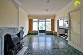 <p><span>In een bruisende woonbuurt te Berchem bieden wij u deze te renoveren gezinswoning (120m²) aan met een inpandige garage.</span></p><p><span>De woning werd in 1954 gebouwd en vraagt op heden enige renovatie. De woning beschikt niet over een tuin.</span></p><p><span>In de directe nabijheid van de woning vinden we winkels, scholen, verbindingswegen, station Berchem, openbaar vervoer enzovoort. </span></p><p><span><br />De woning zelf beschikt deels over dubbele beglazing, deels over enkele beglazing met aluminium schrijnwerk. De centrale verwarming verloopt op gas. De elektriciteit is niet conform de voorschriften van het AREI en dient dus vernieuwd te worden.<br /> Na controle werd de woning gecategoriseerd als 'niet-asbestveilig'.</span></p><p><span> </span></p><p><span>Indeling:</span></p><p><span> </span></p><p><span>We betreden de woning in de centrale inkomhal. </span></p><p><span>Aan de linkerzijde vinden we de inpandige garage. We lopen verder door en bereiken de slaapkamer. Via de slaapkamer is er ook toegang tot de droge kelder.</span></p><p><span>Achteraan vinden we een overdekte koer. Tevens is er vanuit de inkomhal toegang tot de ingerichte badkamer met ligbad, lavabo en toilet.</span></p><p><span> </span></p><p><span>Op de eerste verdieping vinden we een ruime en lichte leefruimte, een te renoveren keuken en een overdekt terras.</span></p><p><span> </span></p><p><span>Graag som ik voor u nog even de troeven op van deze woning met veel potentieel:</span></p><p><span> </span></p><ul><li><span>Leuke locatie: levendige woonbuurt, in directe nabijheid van winkels, scholen, openbaar vervoer, ...</span></li><li><span>Inpandige garage</span></li><li><span>Ruime en lichte leefruimte</span></li><li><span>Centrale verwarming op gas </span></li></ul><p><span> </span></p><p><span>EPC: 582 kWh/m²/ jaar (F-label) (Renovatieverplichting van toepassing)</span></p><p><span>P-score (perceelscore): C</span></p><p><span>G-score (gebouwscore): </span><span>C</span></p><p><span> </span></p><p><span>Voor een bezoek ter plaatse kan u ons contacteren op het nummer 03 449 42 41 of mail ons via hallo@habicom.be.</span></p><p><span>Benieuwd naar de waarde van jouw woning? Check het gratis op <span>www.watismijnhuiswaard.be</span></span><span> </span></p><p><span> </span></p>