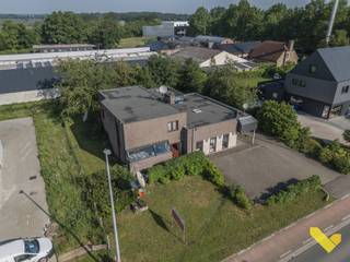 Gunstig gelegen handel met woonst.<br /><br />Deze gunstig gelegen handelsruimte met aansluitende woonst is een unieke kans voor wie op zoek is naar een goed onderhouden pand met veel mogelijkheden.<br /><br />De ruime winkel is een absolute troef van deze woning.<br />De winkelruimte is volledig onderkelderd, wat zorgt voor extra opslagruimte of een atelier.<br /><br />De centrale ligging op de verbindingsweg tussen Herentals en Heist-op-den-Berg zorgt ervoor dat het goed bereikbaar is voor klanten en dat er een goede zichtbaarheid is voor passanten.<br /><br />Vanuit de handelsruimte kan je via een kantoor naar het woongedeelte.<br /><br />Het woning beschikt over een grote living met aansluitend een open keuken.<br />Op de verdieping zijn er vier ruime slaapkamers. Ideaal voor een groot gezin of voor wie graag extra ruimte heeft. De badkamer is ingericht met ligbad, douche, wastafel en toilet.<br /><br />Dit pand biedt dus een unieke combinatie van wonen en werken, met alle comfort en mogelijkheden die je maar kan wensen. Of je nu op zoek bent naar een ruime gezinswoning met handelsmogelijkheden of naar een pand met veel potentieel voor een eigen zaak, deze handel met woonst heeft het allemaal.<br /><br />Bovendien beschikt het pand over een zeer gunstig EPC, waardoor het energiezuinig is en er geen renovatieverplichting geldt.<br /><br />Ben je benieuwd en wil je eens komen kijken? Bel ons voor een afspraak op 014 58 02 08.